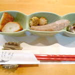 お通しはさつまあげ、帆立バター焼、ウインナー、ツブ貝とバラエティに富む