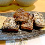 カツオの腹皮焼き。カツオのトロ身ならではの旨味、これで芋焼酎をいただく格別の一時