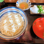 春日 - 温しょうゆうどん(生卵トッピング)