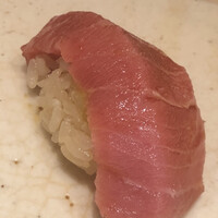 すし岩瀬 - 最後の大間。延縄の中トロ。拍子木のような切り付け。けちけちしないところが好き