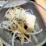 回転寿司　すし丸 - 豆腐サラダもついています。