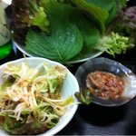 Komutan - 韓国のお酒 ジンロ 美味い‼ お肉は、野菜に巻いて、食っ‼ ヘルシーよん（笑）