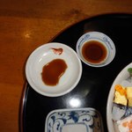 いじま - 二種類の醤油　エビの絵皿が甘エビの醤油　