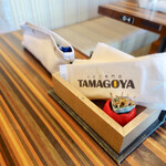 Cafe brunch TAMAGOYA - 卓上のお手拭きとカラトリー