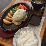 炭火焼ダイニング 越 - とろ～りチーズ牛100%ハンバーグ