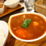 スープカレー屋 鴻 - 赤スープ、チキン骨無し、辛さ1倍