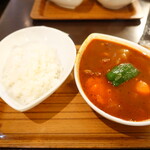 スープカレー屋 鴻 - 赤スープ、チキン骨無し、辛さ1倍