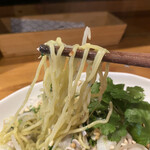 ブンブン食堂 - 麺は、ほぼ中華麺　バーミーが中華麺の意味。ヘンが付くと汁無し。ナムだと汁あり。