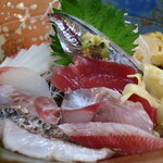 Taru zushi - 地魚ちらしアップ