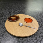 イチリン ハナレ - 雄の上海蟹に添えてある赤酢と黒酢