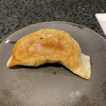 イチリン ハナレ - よだれどりのタレつける焼き餃子