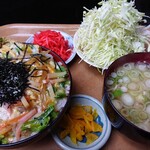 Kimiya Shokudou - 玉子丼はニンジンや玉ねぎやほうれん草など野菜たっぷりで美味しいですよ。