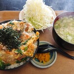 喜味屋食堂 - 親子丼普通盛にキャベツ追加、味噌汁大盛ネギ増し