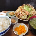 Kimiya Shokudou - 野菜炒め定食に味玉とおろししょうが追加。味噌汁大盛ネギ増しで。