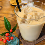 コーヒーとおやつの店 アンドモア - 今回はお初の「カフェオーレ（アイス）」は、入れ物も大きいので、飲み応えがあります(⌒0⌒ゞ 