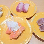 Sushiro - 寒ブリ、煮あなご、炭焼きかつおたたき、オニオンサーモン