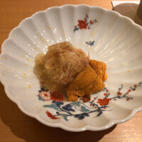 鮨 さかい - 噴火湾の毛蟹とアメリカ サンタバーバラの赤雲丹 土佐酢ジュレ掛け