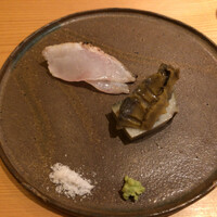 鮨 さかい - 唐津 蒸し黒鮑と呼子の白甘鯛の皮目炙り
                      白甘鯛の上品な甘さが印象的…