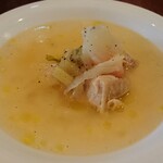 タベルナクアーレ - 連れが頼んだランチのセットのスープ。深みのある味わいでした。