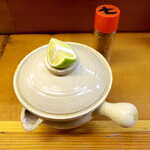 Yakkozushi - 名物の湯どうふは土瓶で提供される。中身もむしろ「土瓶蒸し」に近い料理