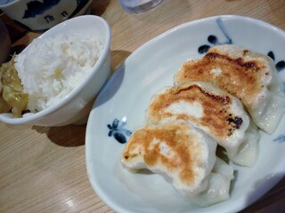 希須林 担々麺屋 赤坂店 - 餃子とサービスのライスon搾菜