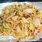 のんのん - ①野菜の彩りが画鮮やかな焼きそばの完成。鉄板で食べるのでアルミにのせてくれます。