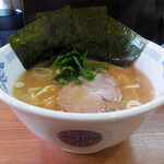 家系ラーメン みさき家 - 深みのある丼！