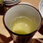 Sushi Sake Sakana Sugi Tama - ちょいお茶が薄いです。この系統の味のお茶なら、もう少し濃くして欲しいな。