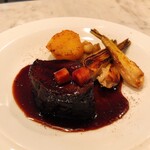 アノニム - 蝦夷鹿内腿肉のロースとカシスソース