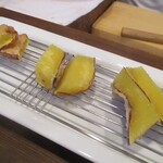 旬彩 天ぷら 心来(しんら） - 薩摩芋の天ぷら：通常より低温で30分程度かけて揚げられた薩摩芋の天ぷらで、揚げられた 甘みの強い焼き芋のような味わいです。 皮はパリパリに揚がっていて、美味しく頂けますョ！　澱粉質が糖質に変化し濃厚な甘みが醸し出されています。　　　　　　　2020.01.17