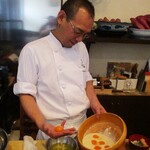 旬彩 天ぷら 心来(しんら） - 玉子の黄身を揚げる大将。　　　　　　　2020.01.17