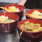 旬彩 天ぷら 心来(しんら） - 海老小天丼：+ 150円で、「海老小天丼 」を 楽しめます。 大将が、生卵を天ぷらにされるところを、カウンター越しに 見ているだけで楽しい気分になります。 是非、追加オーダーしましょう。　　　　　　　2020.01.17