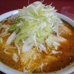 ラーメン二郎 - 唐辛子かける前。ネギが青々と鮮やかで美しい