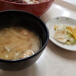 Gohanya Mama Maru - 味噌汁と漬物です。