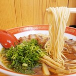 おっつぁん - カタメオーダーの麺、スルスル(麺量は少なめ)