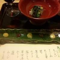 御料理 まつ山 - 春野菜の煮浸し。姿がみえないものは豆腐の中に