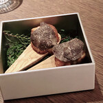AMOUR - アミューズ　白子のフリット、トリュフのせ　瞬間燻製