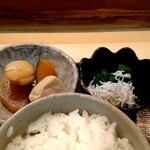 Darumazushi - 造り定食の煮物、釜揚げしらすとほうれん草お浸し