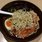 六福苑 - モチモチ食感の中太麺。