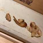 すし岩瀬 - ●北寄貝の炙り：身、柱、紐