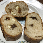 ベーカリー エナック - ライ麦 いちじく＆クリームチーズ スライスして温めました。