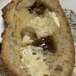 ベーカリー エナック - ライ麦 いちじく＆クリームチーズ バターを塗っていただきました。