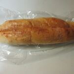 ベーカリーカフェ パンだ！屋 - 料理写真:明太フランス２００円。

かなり多めの辛子明太子を挟んだ明太子好きにはたまらない柔らかめのフランスパンです。
