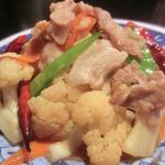 福建家庭料理 旬の香 - 「カリフラワーと豚肉の炒め」：コリッとほっくり♪毛湯が醸し出すコク、唐辛子の清々しい辛み！