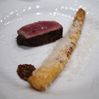 La Brianza - サカエヤの鹿児島11年和牛を38日寝かせ、揚げた白アスパラにパルミジャーノ