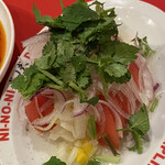 Gyouza Ya Nino Ni - トマトとパクチーのサラダ