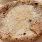 ナプレ - 4種のチーズのピザ