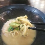 横浜家系ラーメン王子家 - 麺リフトアップ