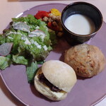 カフェトリエ ブルージュ - 料理写真:◼️セレクトパンプレート¥900
・自家製スープ(温かいじゃがいものスープ)
・サラダ＆野菜のマリネ
・セレクトパン2種
　「くるみといちじく」、「あんバター」選択。