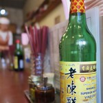 按田餃子 - 手前のボトルは黒酢U^ェ^U